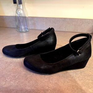Cupcake Girls size 2 velvety shimmery black Mary Jane wedges